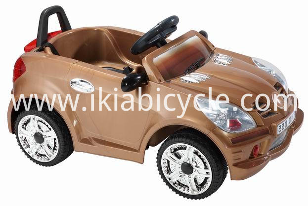 Dětské baterie poháněné auto s hudbou